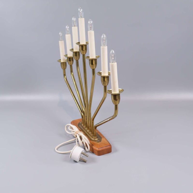 Ljusstake sedd snett bakifrån, visar armarnas form