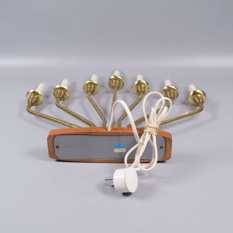 Undersidan av ljusstake med etikett och vit sladd