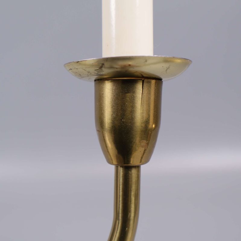 Närbild på mässingshållare med spricka 