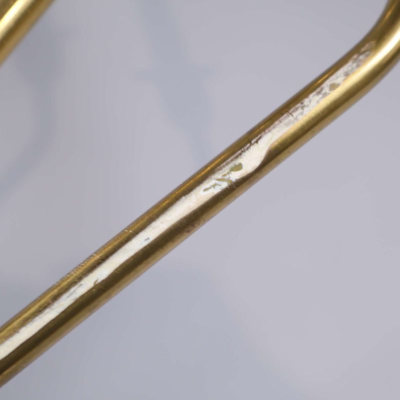 Nårbild på armens mässing med användningsspår