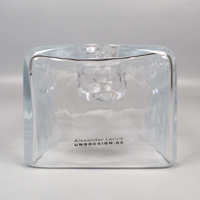 Närbild på glasljusstakens ände med designertryck