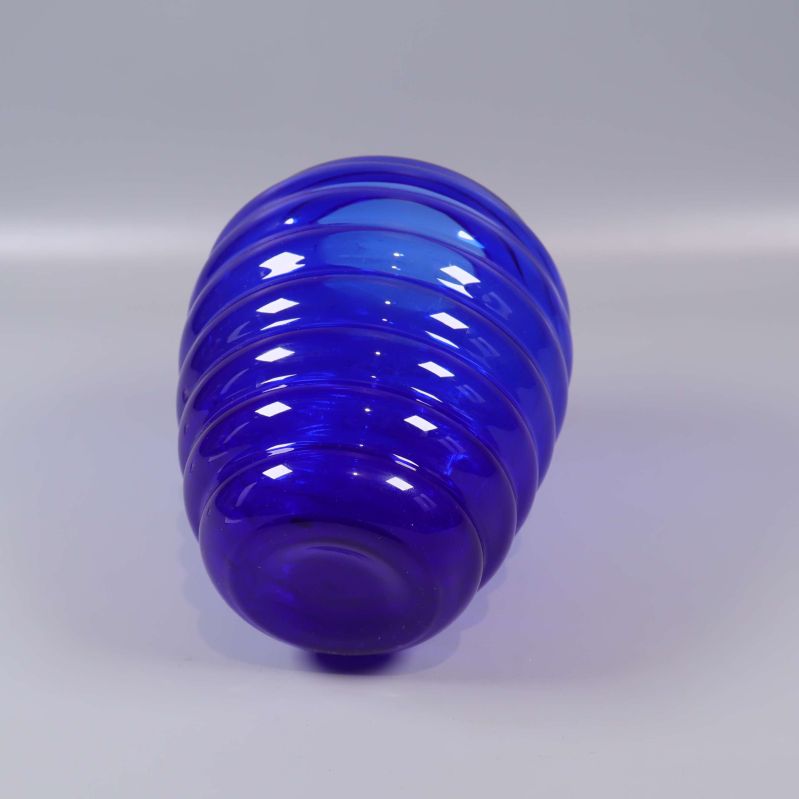 Blå vas med rund botten och tydliga ringar