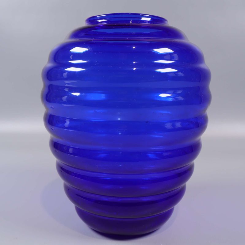 Närbild av blå vasens räfflade yta