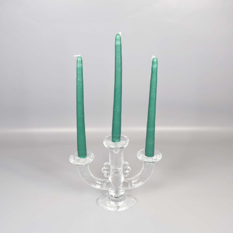 Ljusstake i glas med tre gröna ljus upprätt placerade