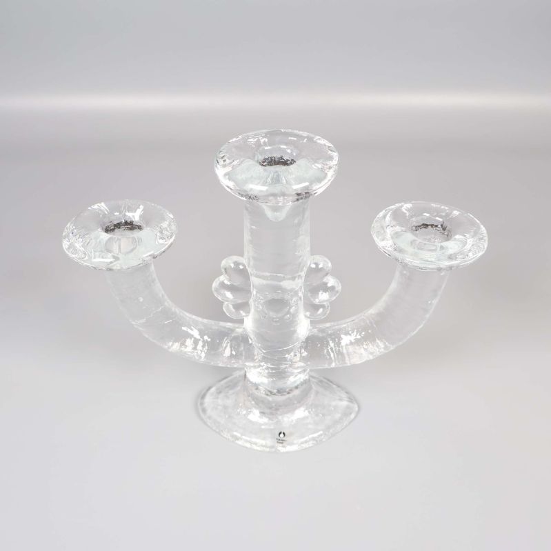 Närbild på glasljusstake uppifrån utan ljus