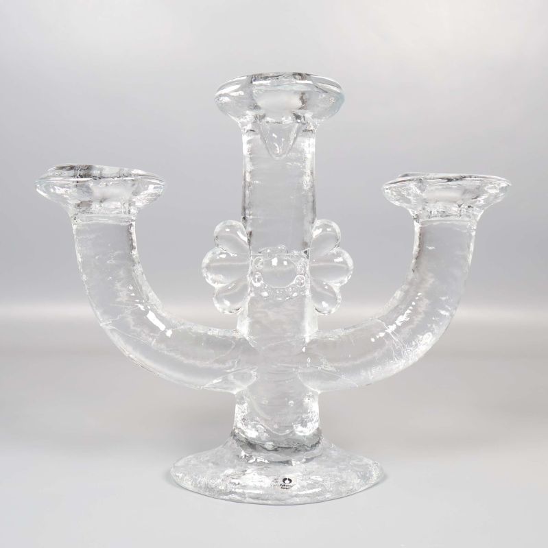 Framifrånvy av glasljusstake med tre distinkta armar