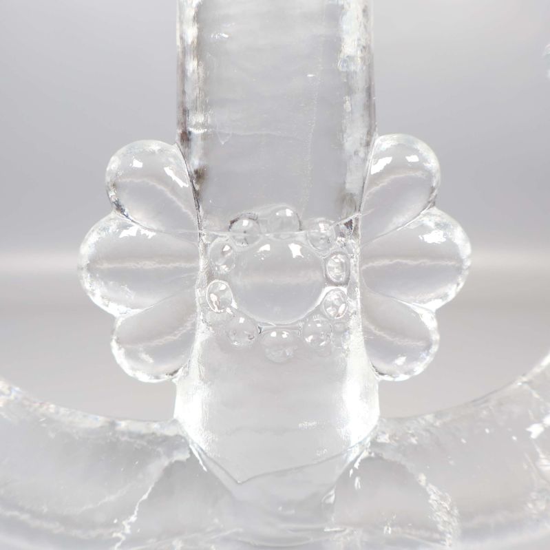 Närbild av dekorerad detalj på ljusstakens mitt