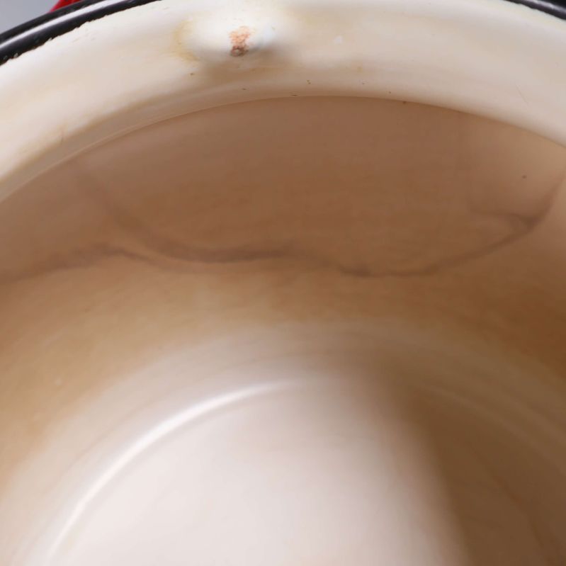 Närbild på insidan av vattenkitteln med patina