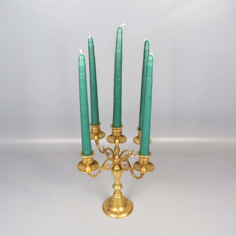 Femarmad ljusstake i mässing med gröna ljus placerade