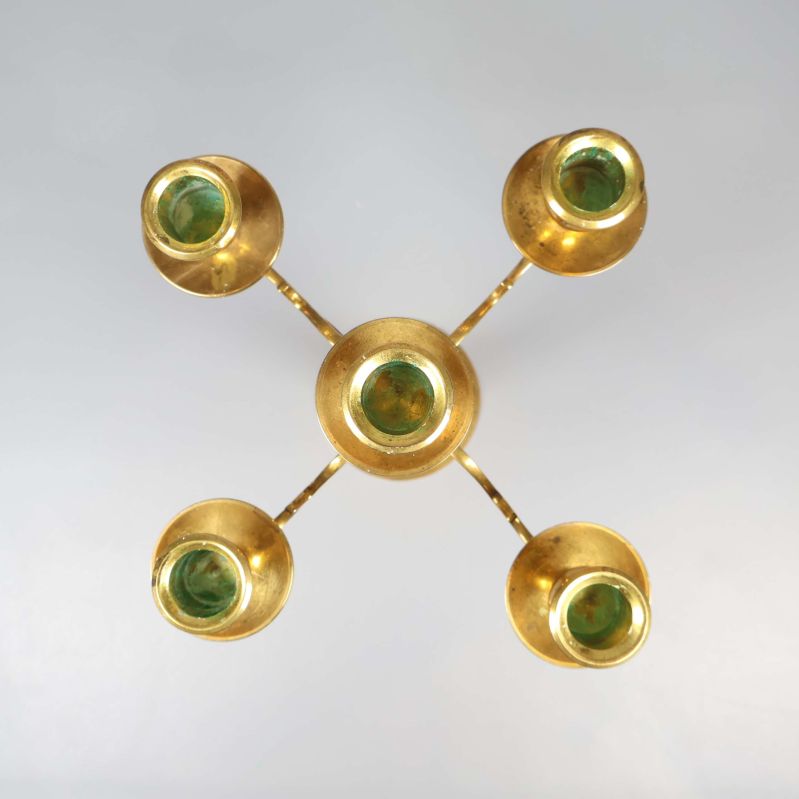 Vy uppifrån som visar alla fem ljushållarna på ljusstaken