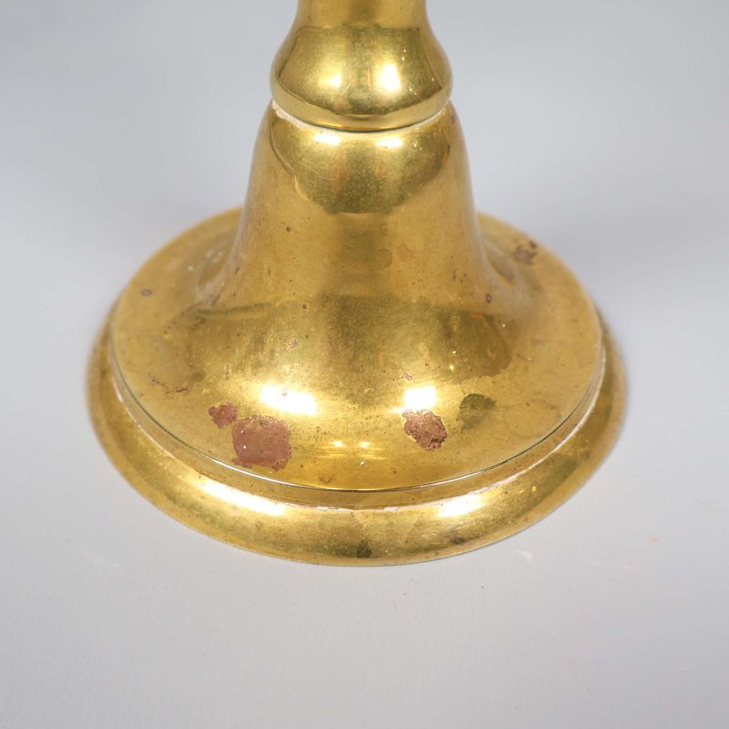 Närbild på ljusstakens fot med några patineringar
