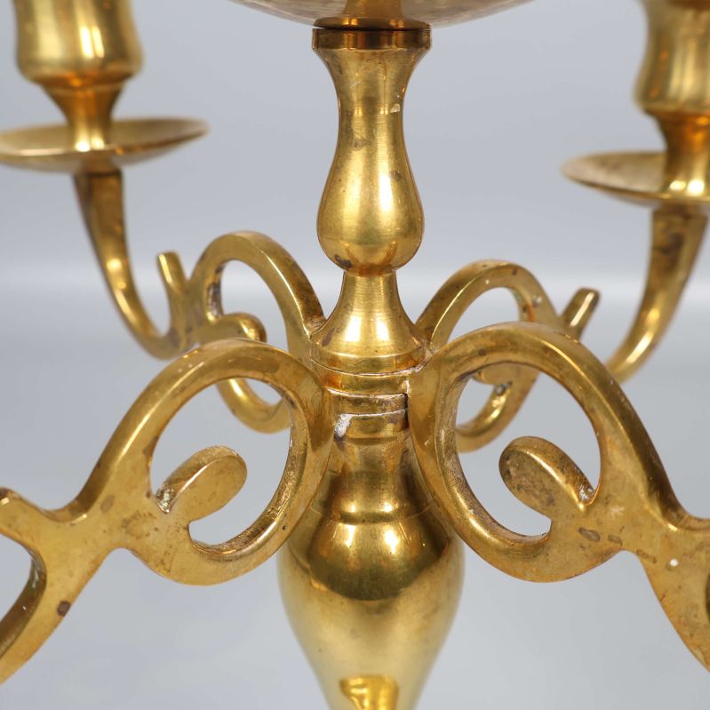 Detaljerad vy av armarnas utformning på ljusstaken