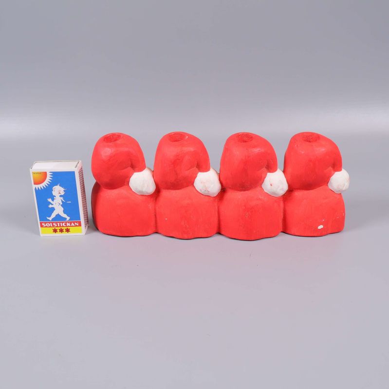 Baksidan av tomtarna samt tändsticksask för storleksreferens