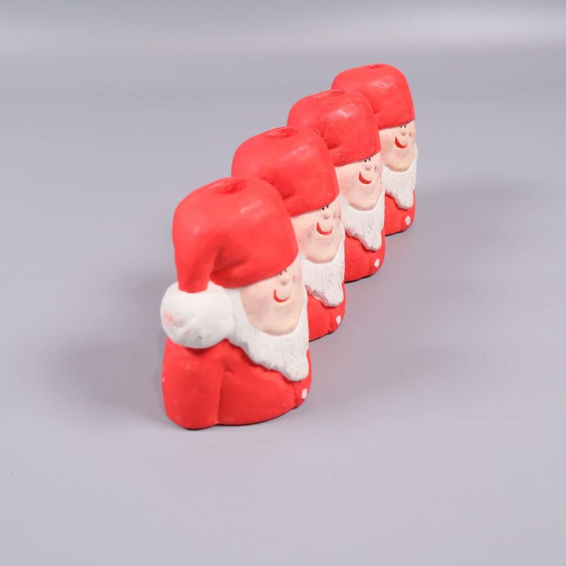 Ljusstake med tomtar sedd från sidan med glada ansikten