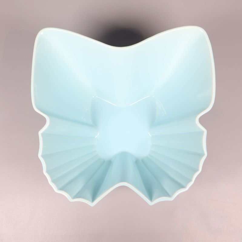 Vågformad ljusblå skål sedd uppifrån