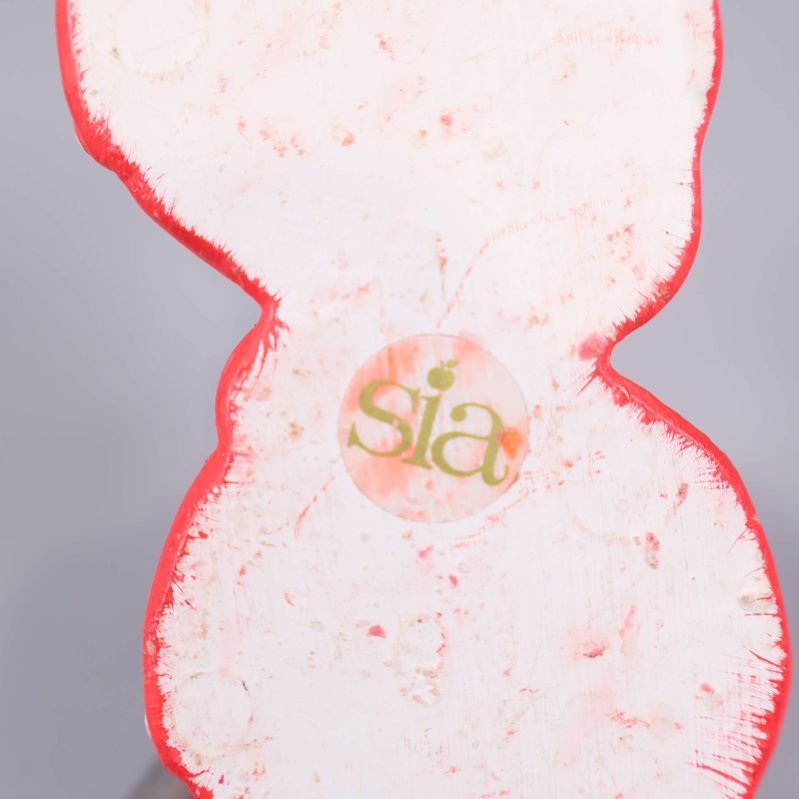 Rund klisteretikett med texten sia på undersidan