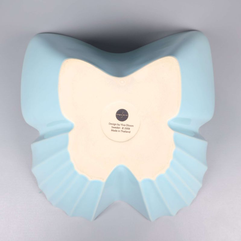 Undersida av ljusblå skål med etikett och ofärgad botten