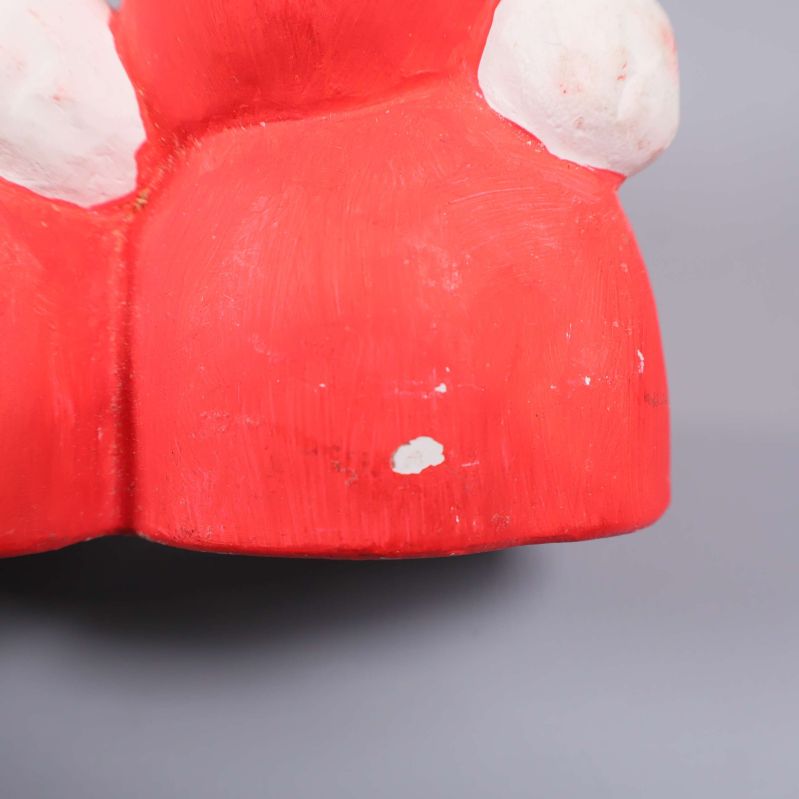 Närbild på mindre färgsläpp på tomtens rygg