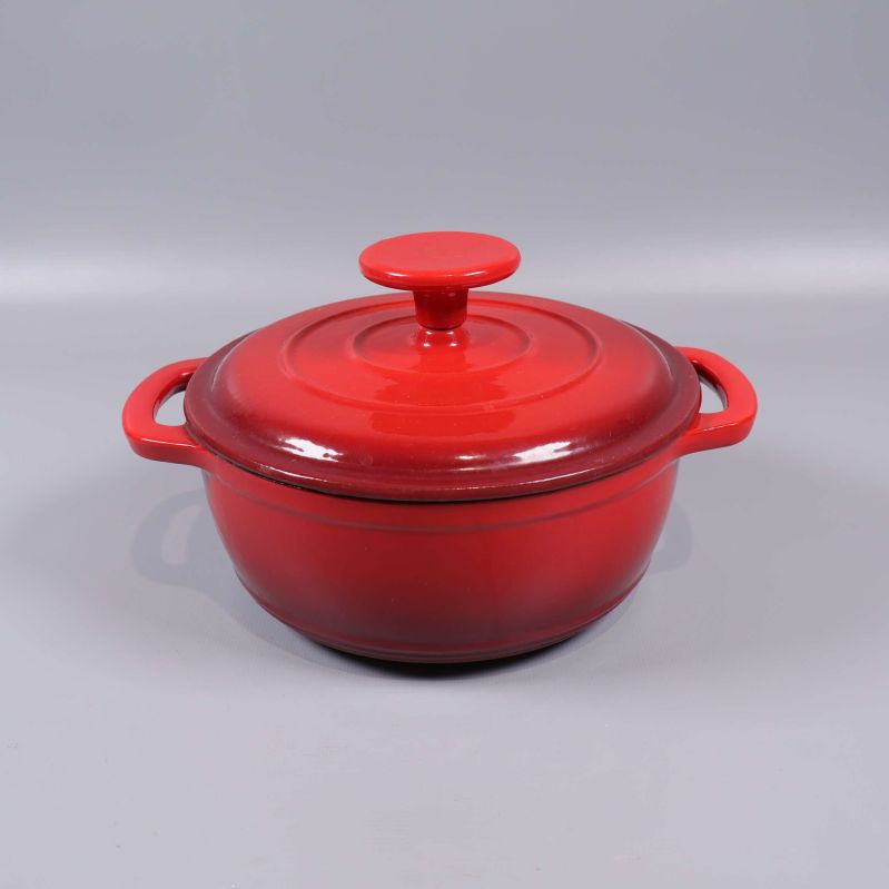 Röd rund gryta med lock på vit bakgrund