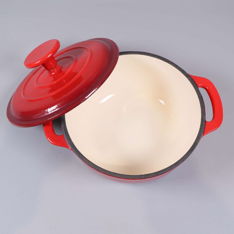 Översikt av gryta med lock snett i bild