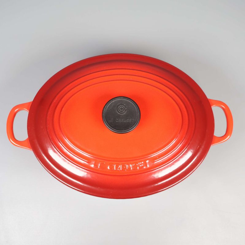 Grytan sedd uppifrån med tydligt lock och handtag