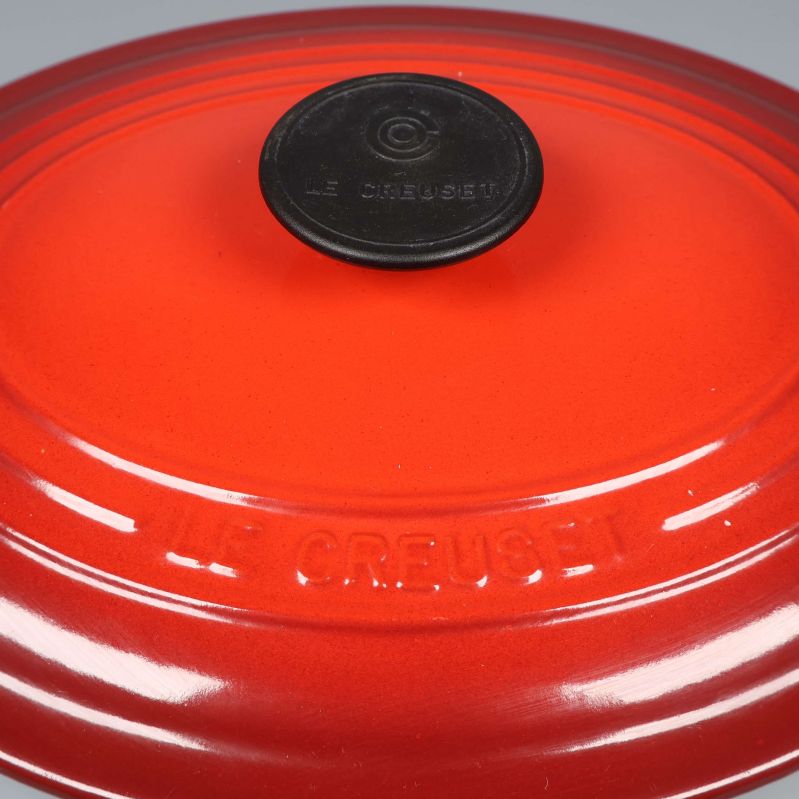 Närbild på lock med Le Creuset-logotyp