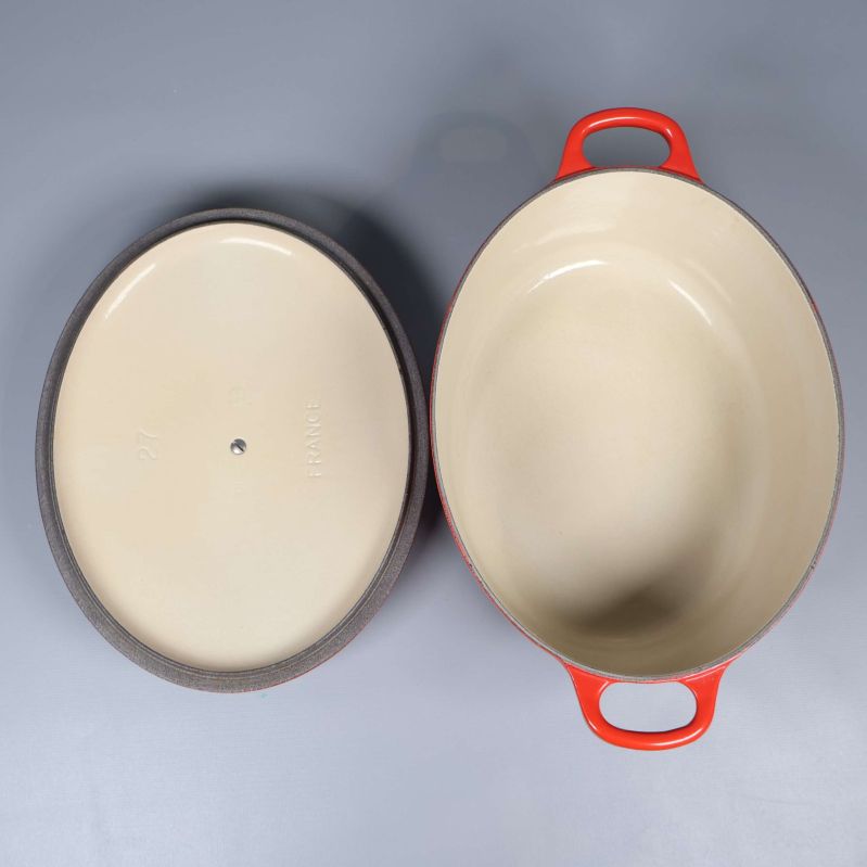 Gryta med avtaget lock som visar ljus insida