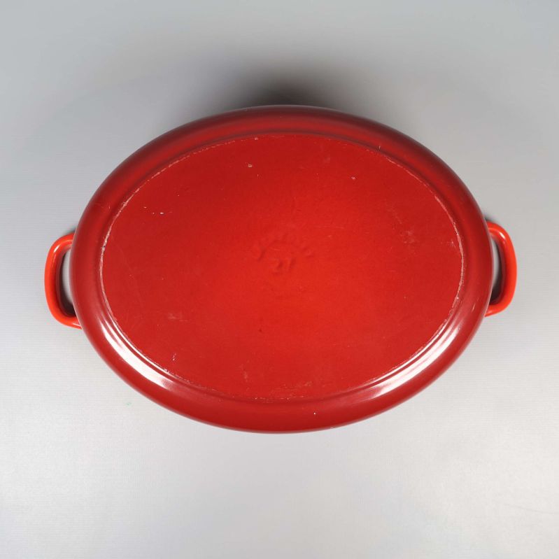 Undersidan av gryta med jämn emaljfinish