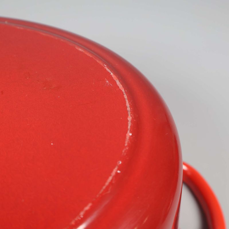 Närbild på kanten av grytans undersida