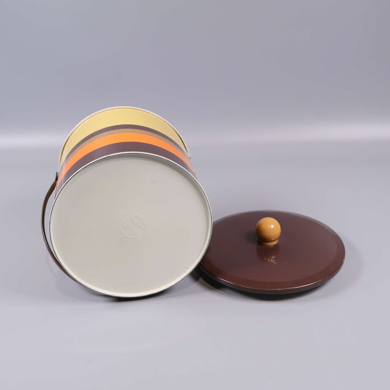 Ishink liggande och med lock bredvid