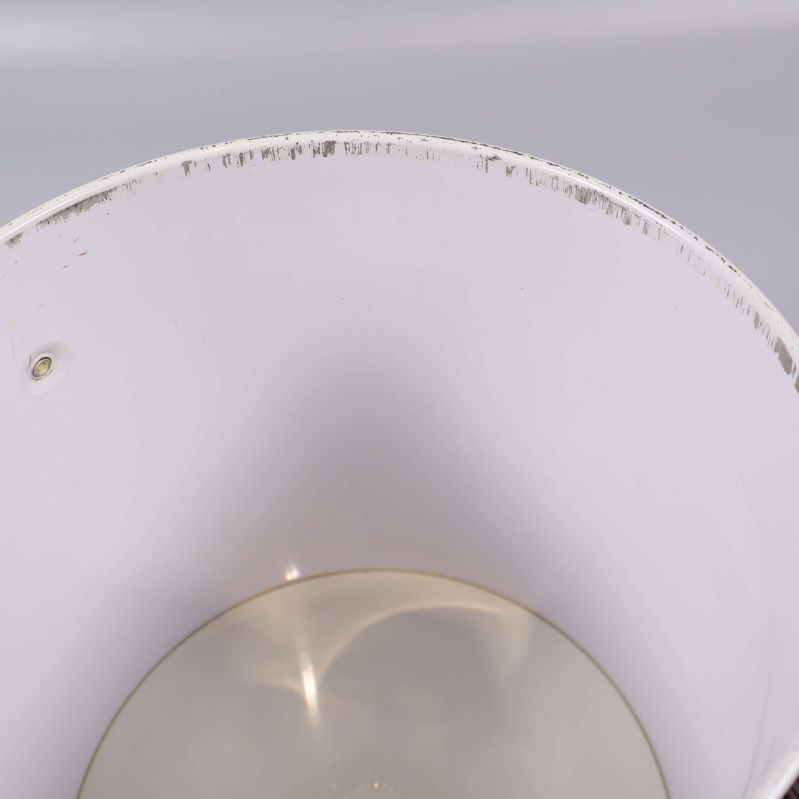 Närbild på sliten insida av ishinken