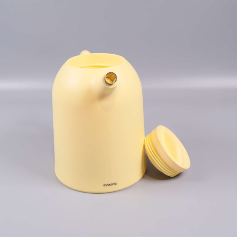 Termoskanna med avskruvat lock och synlig pip