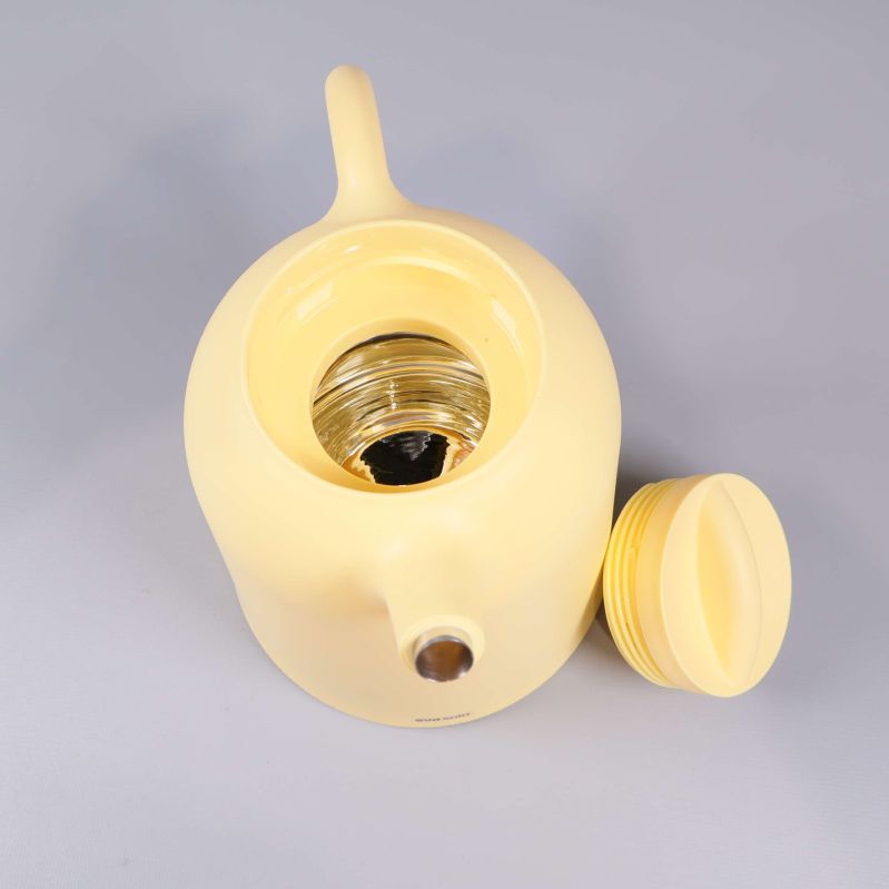 Insidan av termoskanna med metallglas och skruvlock