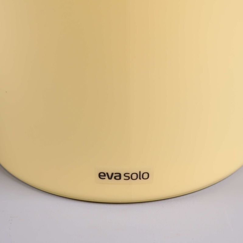 Närbild av eva solo logotyp på termoskannan