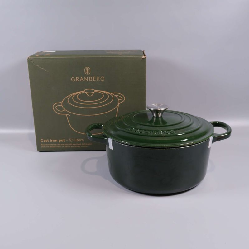 Grön gjutjärnsgryta med lock och originalkartong
