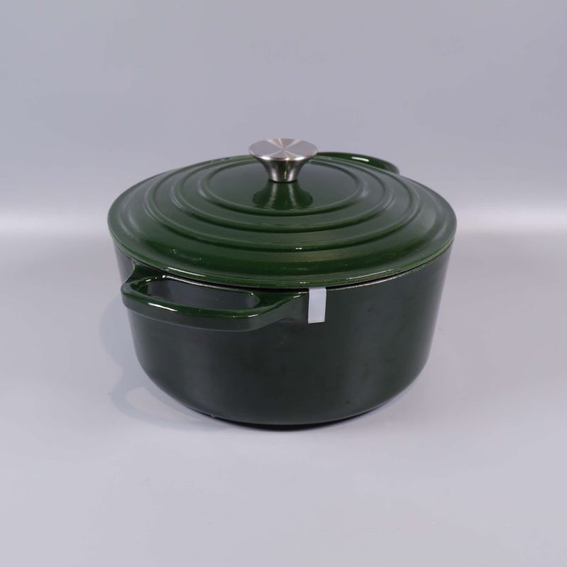 Gryta i mörkgrönt gjutjärn sedd framifrån med lock