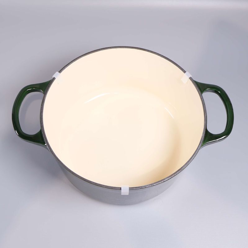 Gjutjärnsgryta med öppen topp visar rymlig vit insida