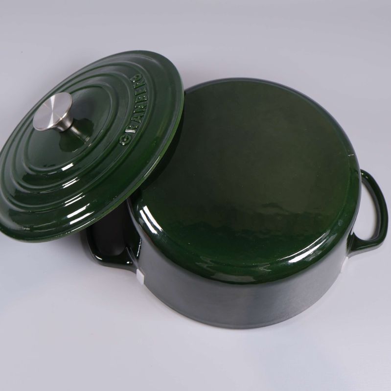 Gjutjärnsgryta och lock uppochned visar utsida och botten