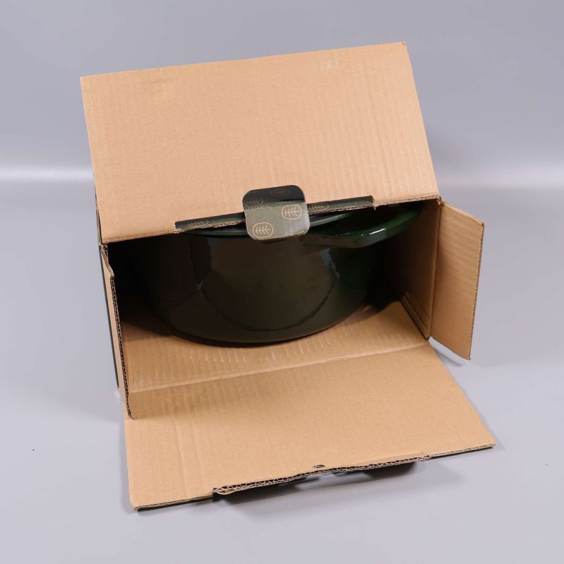 Gryta placerad i öppen kartong