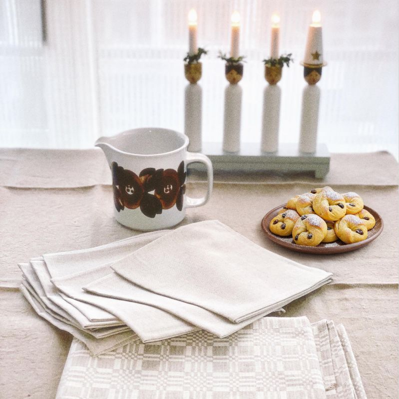 Beige duk i dräll och servetter miljöbild