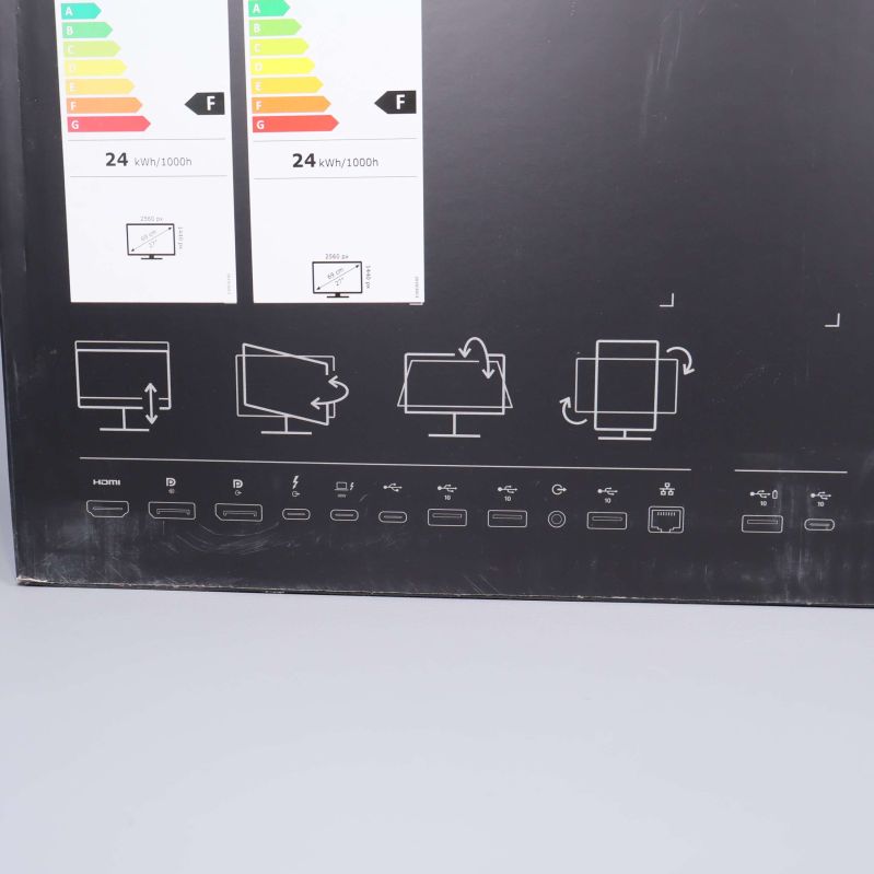 Närbild på symboler och anslutningar på kartongens undersida