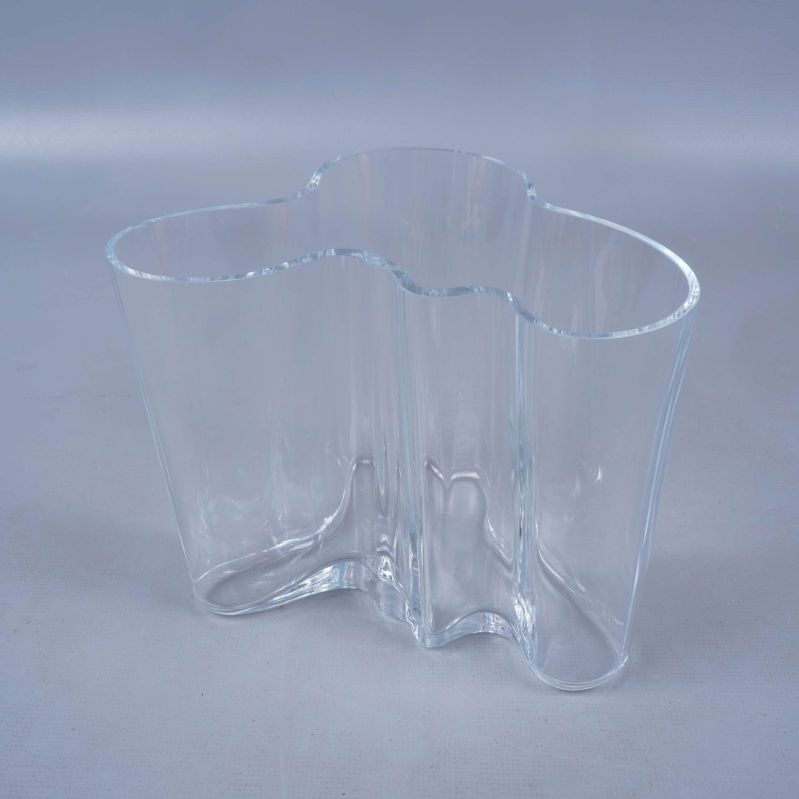 Klar glasvas med vågig, asymmetrisk design