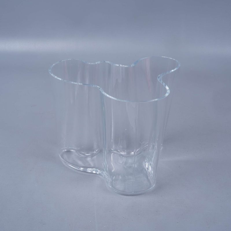 Klar designvas i glas fotad snett framifrån