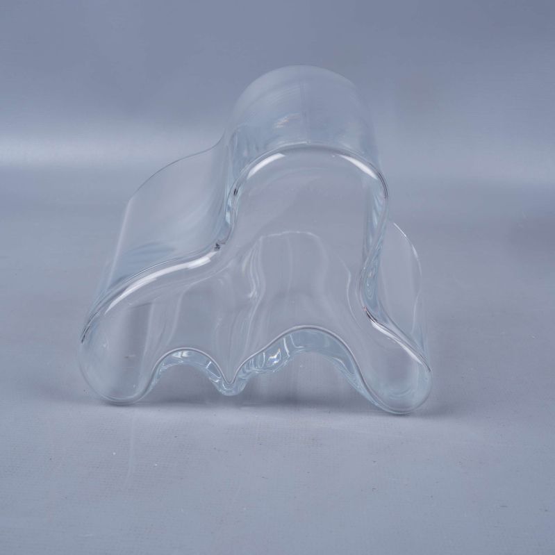 Klar glasvas sedd från sidan, botten synlig