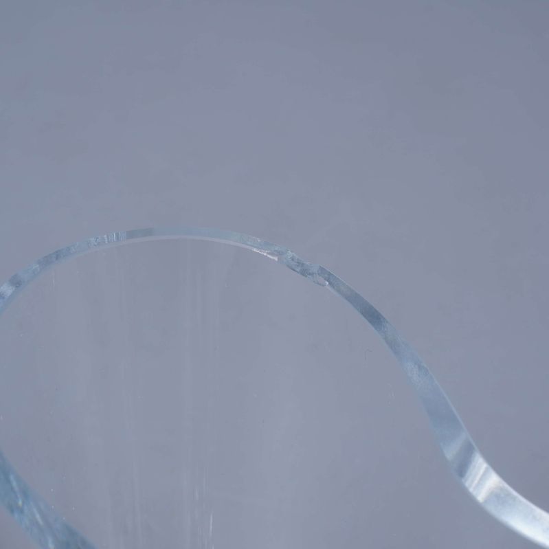 Närbild på liten skada i vasens kant