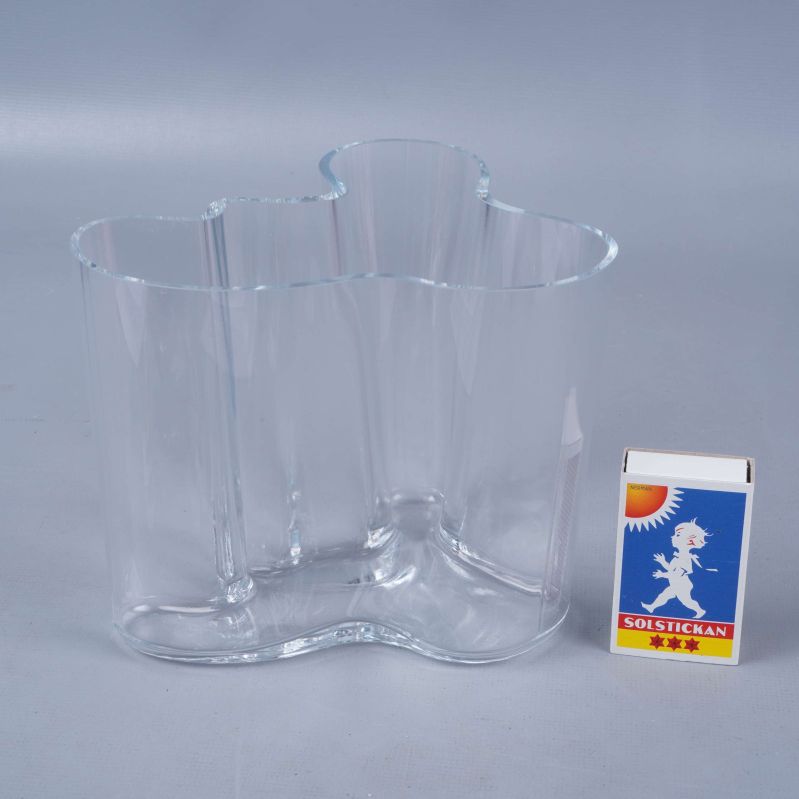 Klar glasvas bredvid tändsticksask som visar storlek