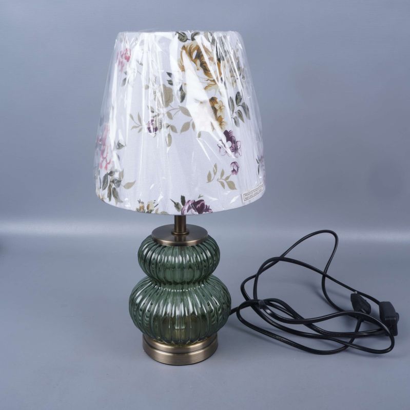 Bordslampa med grön glasfot och blommig skärm, plastskydd kvar