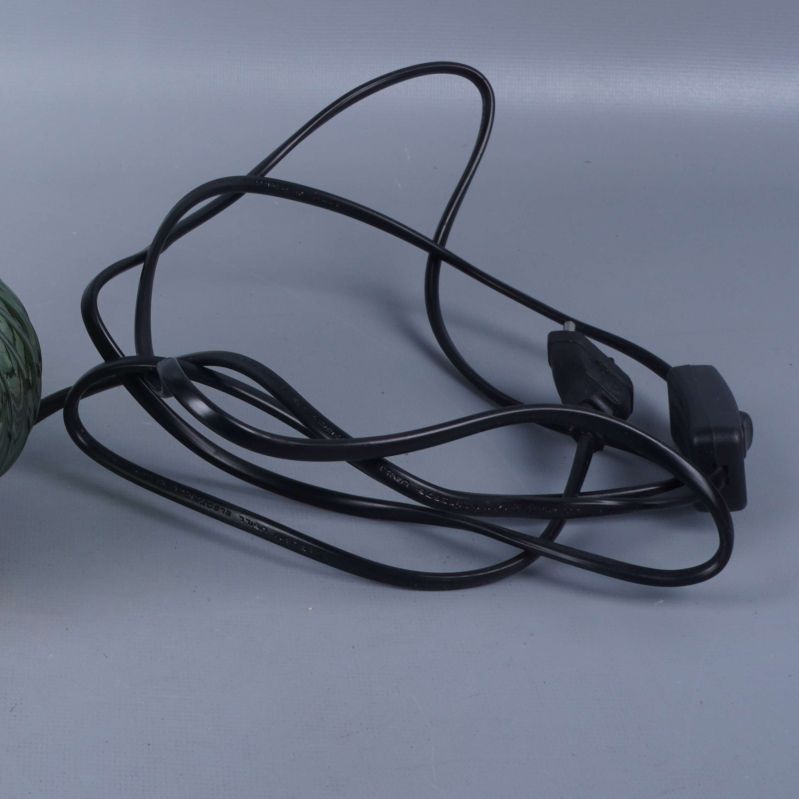 Svart elkabel med brytare kopplad till lampan