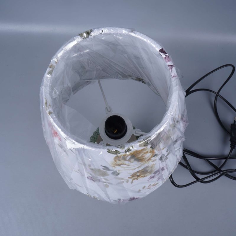 Vy uppifrån på lampskärmen med blommönster och E14-fattning