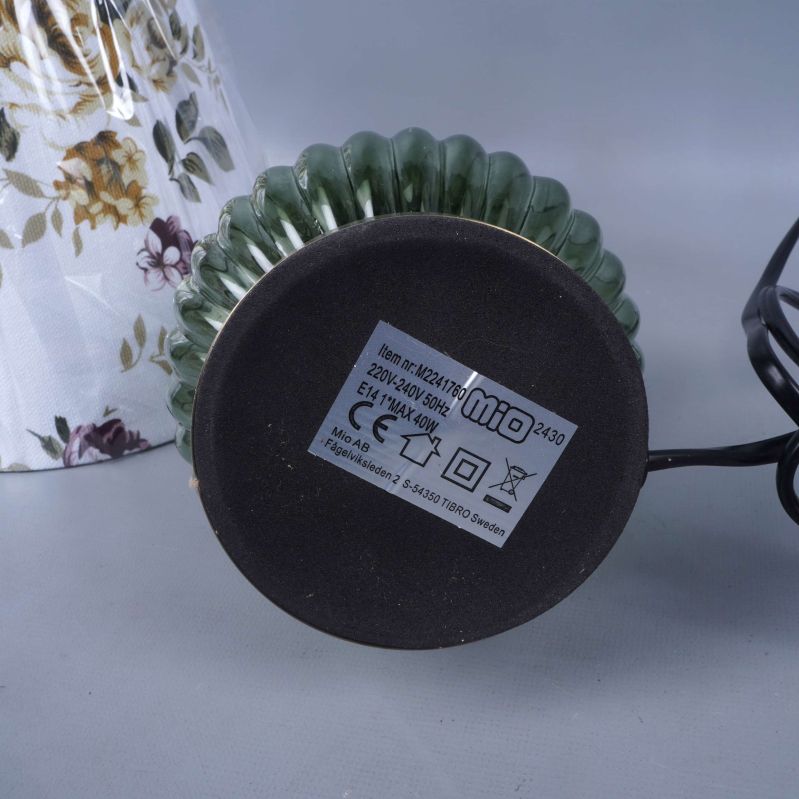 Lampans bottenetikett med teknisk information och logga